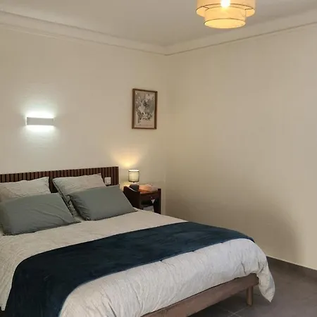 Entier Dans Un Espace De Verdure