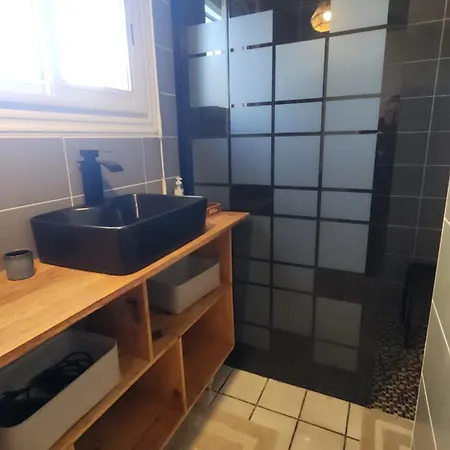 Entier Dans Un Espace De Verdure Perpignan