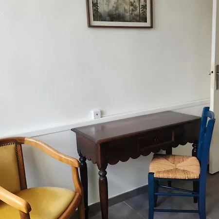 Entier Dans Un Espace De Verdure Perpignan